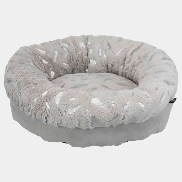 Cama tipo donut para perros pequeños con acabado en felpa gris y detalles de pluma plateada, base antideslizante para confort y seguridad