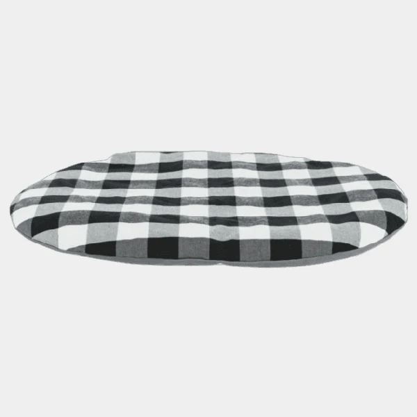 Cojín para perros ovalado en patrón de cuadros blanco y negro, destacando su diseño moderno y su facilidad de limpieza para la comodidad de las mascotas