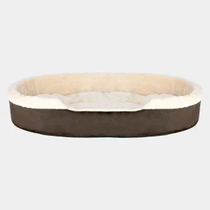 Cama de invierno para perro con borde ondulado, en tonos marrón oscuro y beige, con interior de felpa suave para un descanso cálido y confortable
