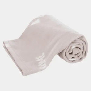 Manta de felpa para perros en color beige, enrollada y lista para dar calor y comodidad a tu mascota