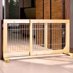 Elegante barrera para perros pequeños en madera natural y barrotes metálicos, perfecta para bloquear accesos dentro del hogar