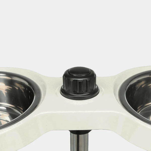 Primer plano de un comedero doble regulable para perros con ajuste de altura central y cuencos de acero inoxidable