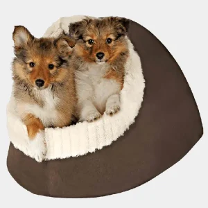 Cama Cueva Nido Deluxe para Perros Pequeños Dos adorables cachorros pequeños acomodados en una cama cueva nido marrón, diseñada específicamente para el confort de perros de tamaño pequeño