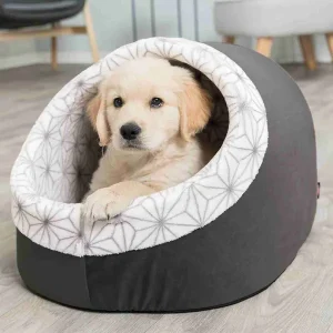 Cama Cueva Confortable para Mascotas Pequeñas Cachorro de perro descansando en una cama cueva para mascotas pequeñas con diseño interior geométrico en gris y blanco