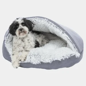 Cueva Iglú de Peluche para Perros Pequeños con Ocupante Feliz Perro pequeño y sonriente descansando en una cueva iglú de peluche gris para perros pequeños, mostrando comodidad y estilo