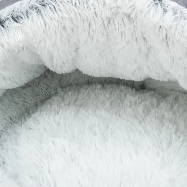 Primer plano de la textura suave y acogedora de una cueva iglú de peluche para perros pequeños, enfatizando el confort del material