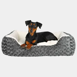 Cama de Felpa Gris para Perros con Mascota Descansando Perro pequeño de raza doberman pinscher tumbado en una cama de felpa para perros en tonos grises y blancos, mostrando confort y diseño ergonómico