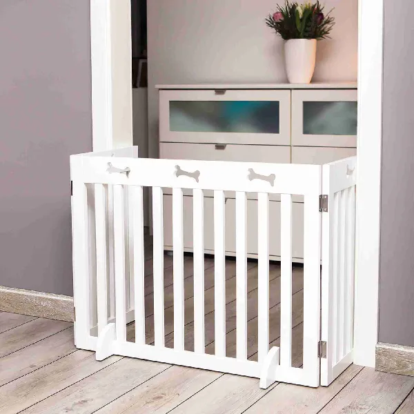 Puerta para perros en color blanco, de diseño moderno con figuras de huesos, instalada en la entrada de una habitación, ideal para mascotas pequeñas y medianas