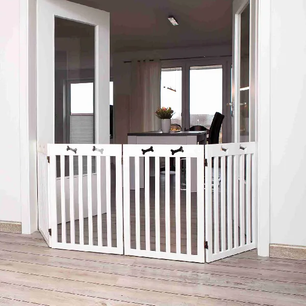 Puerta blanca de seguridad para perros grandes con diseño de huesos, adecuada para el interior y exterior, mostrada en una entrada de terraza