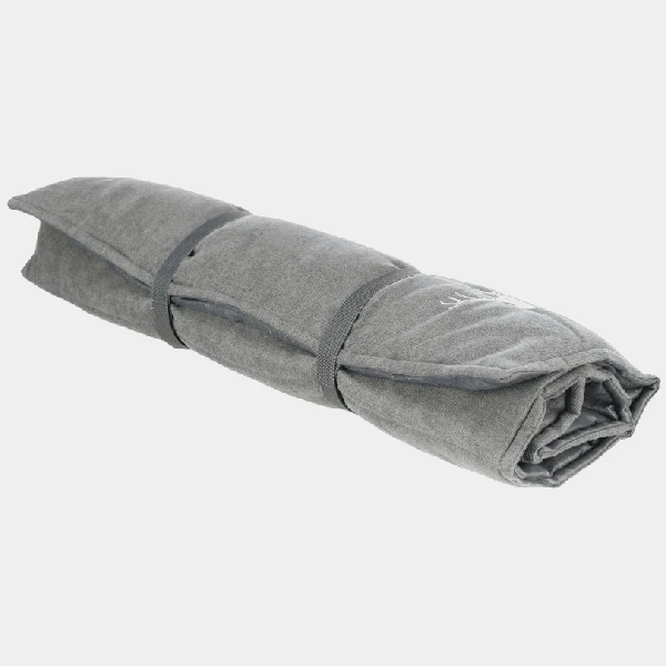 Manta de viaje para perros plegable en color gris, asegurada con cintas de cierre para fácil transporte y almacenamiento, con base antideslizante visible