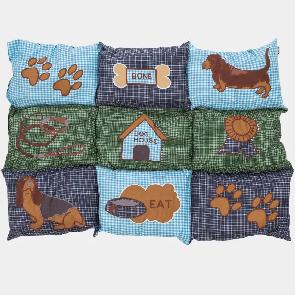 Manta colchoneta para perros con estampados variados de huesos, huellas y figuras caninas en tonos de azul y verde, ideal para el descanso y la comodidad de tu mascota
