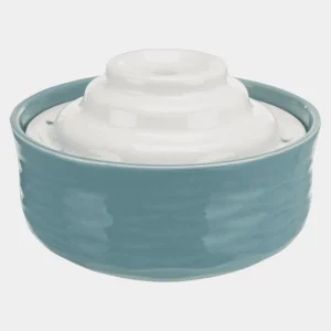 Elegante Fuente Automática de Cerámica Trixie Vital Falls en tonos azul y blanco, diseñada para proporcionar agua corriente fresca y enriquecida con oxígeno para mascotas
