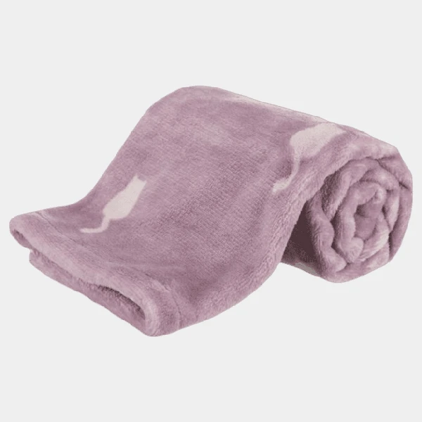 Manta suave para perros en tono lavanda enrollada, de textura acogedora y diseño elegante, perfecta para el descanso de tu mascota