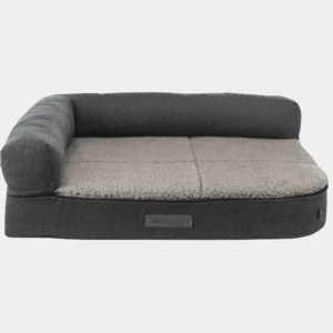 Sofá para perros de diseño ergonómico en tonos grises con textura suave y base antideslizante, ideal para el descanso canino