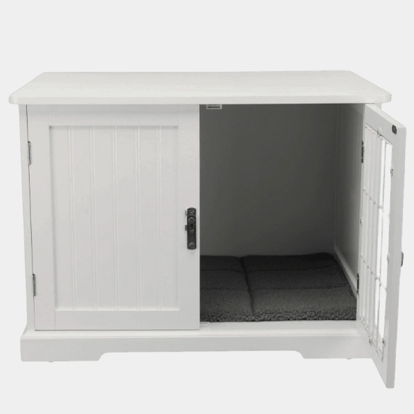 Casa de madera blanca para perros con puerta de rejilla abierta, mostrando interior acogedor con cojín, perfecta para el descanso de mascotas en exteriores