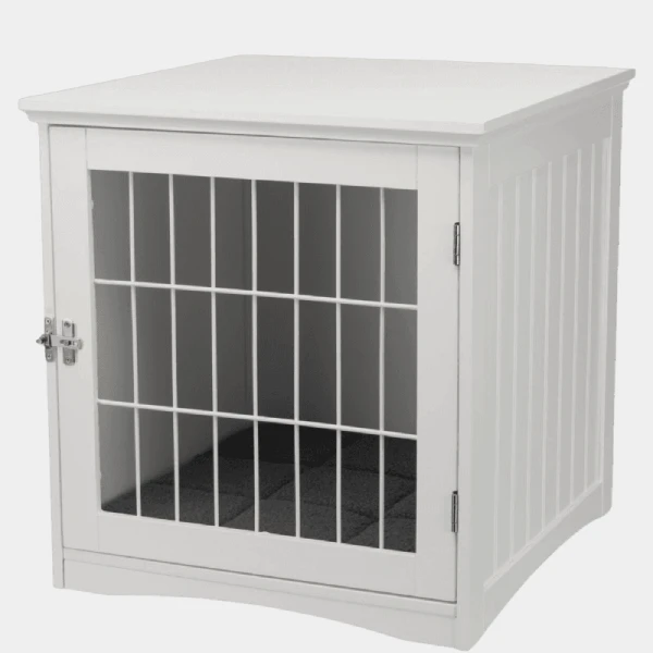 Casa de madera blanca con rejilla metálica para perros, mostrando puerta con cerradura segura, ideal para el descanso y seguridad de mascotas en exteriores