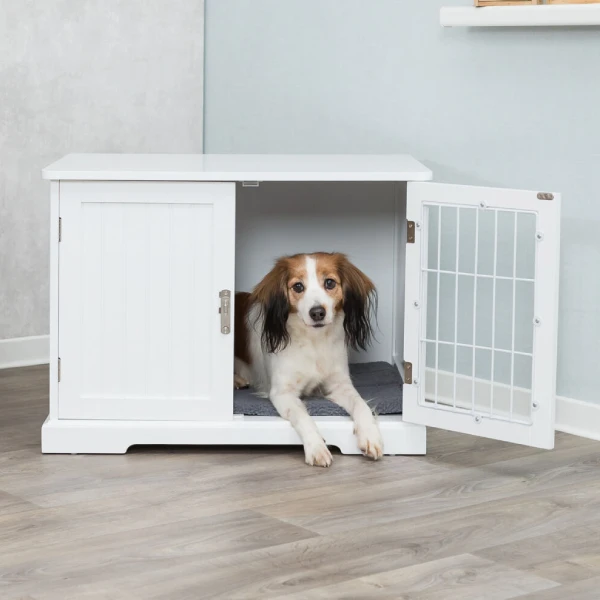 Perro de raza spaniel dentro de una casa de madera blanca con rejilla, con una puerta abierta que muestra un interior acogedor con almohadilla gris