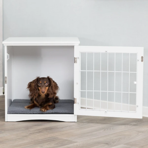 Perro de raza pequeña descansando en una casa de madera blanca con rejilla, ideal para la comodidad y seguridad de mascotas en interiores