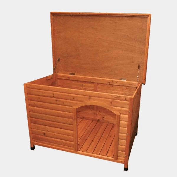 Caseta exterior para perros con techo abierto, mostrando el interior espacioso y construcción robusta de madera, ideal para el jardín o el patio