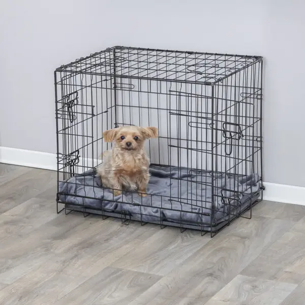 Perrito pequeño de color canela dentro de una jaula para perros metálica con cojín gris, ideal para el hogar y viajes