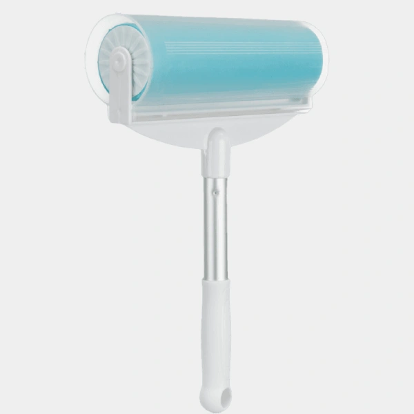 Rodillo quitapelusas de perro extensible con superficie de silicona azul, ideal para remover pelos de mascotas de tapicerías y tejidos