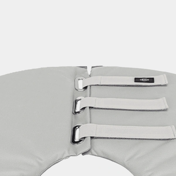 Detalle de collar ajustable para mascotas en color gris, con cierres seguros para una recuperación postoperatoria confortable
