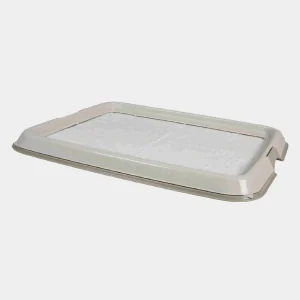 Inodoro para perros de color crema, con diseño ergonómico y borde protector para un uso seguro y limpio