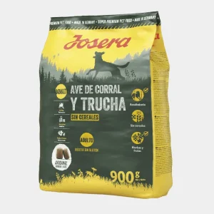 Paquete de comida para perros marca Josera sabor Ave de Corral y Trucha, sin cereales y sin gluten, de 900g, destacando beneficios como rendimiento, receta sin gluten y con hierbas y frutas