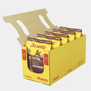 Pack Multipack Josera Festival para Perros Adultos – Alimento Seco Completo Caja amarilla de Josera con cinco paquetes de alimento seco completo Festival para perros adultos, cada uno con 900g y con sabor a salmón, enfatizando la fácil digestión y los beneficios para la piel y el pelaje, ideal para dueños que buscan calidad y conveniencia