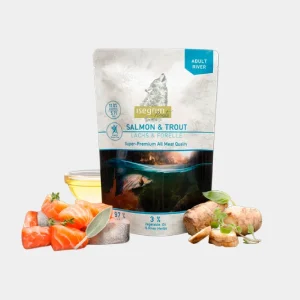 Bolsa de comida para perros de la marca Isegrim, conteniendo pescado crudo de salmón y trucha, con ingredientes naturales y hierbas visibles, ideal para la dieta de perros adultos