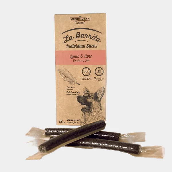Envase de barritas para perros Lamb & Liver de Mediterranean Natural, con 70% carne fresca y gluten free, mostrando barritas individuales y el logo con un perro pastor
