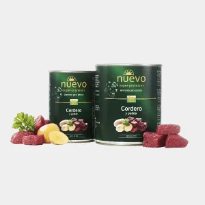 os latas de alimento super premium Nuevo para perros, sabor cordero y patata, rodeadas de ingredientes frescos como trozos de cordero crudo y rodajas de patata, destacando una nutrición equilibrada y de calidad