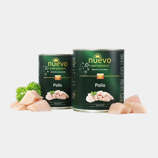 Lata de alimento para perros NUEVO super premium con pollo, mostrando trozos frescos de pollo junto a la lata, ideal para la dieta diaria y la nutrición saludable de perros adultos, destacando el pollo como ingrediente principal