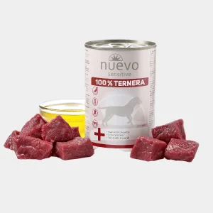 Comida para perros Nuevo Sensitive en lata con 100% carne de ternera cruda en primer plano, indicando comida de calidad superior para dietas sensibles de caninos