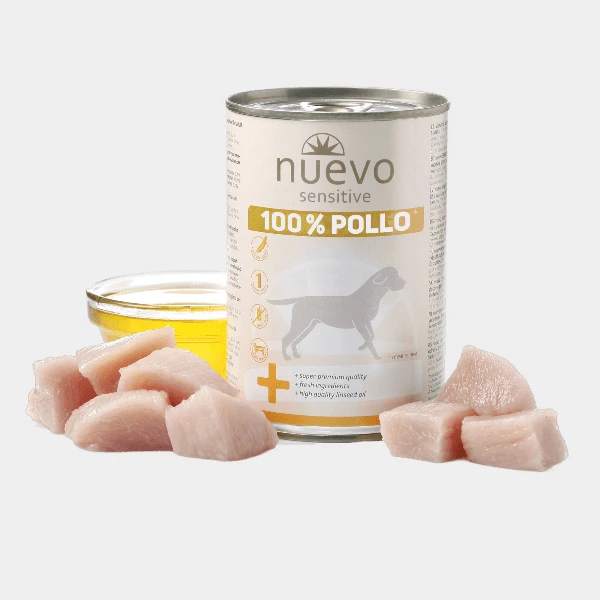 Lata de Nuevo Sensitive 100% Pollo junto a trozos de pollo crudo para perros, alimento completo hipoalergénico y rico en nutrientes