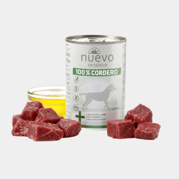 Lata de alimento para perros Nuevo Sensitive con carne de cordero fresca y aceite de linaza al lado, perfecto para dietas sensibles sin cereales ni gluten