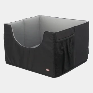 Asiento protector de coche para perros Trixie instalado en el asiento trasero, con bolsillo lateral de malla para accesorios, ofreciendo un espacio seguro y organizado para tu mascota