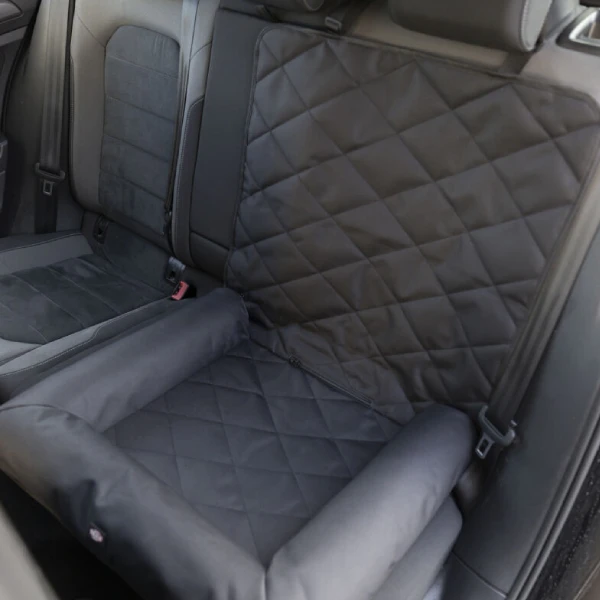 Asiento de coche para perro mediano negro acolchado con sistema de anclaje ajustable y superficie lavable, ideal para viajar con mascotas