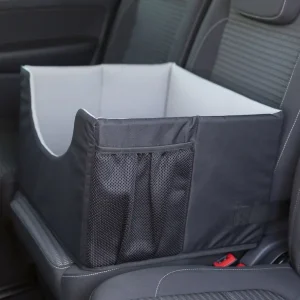 Asiento protector de coche para perros Trixie instalado en el asiento trasero, con bolsillo lateral de malla para accesorios, ofreciendo un espacio seguro y organizado para tu mascota