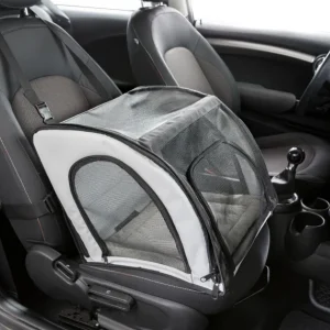 Moderno asiento de perro para auto instalado en el asiento del pasajero, con estructura de malla para una vista y ventilación óptimas, ideal para transportar a tu mascota con seguridad y estilo