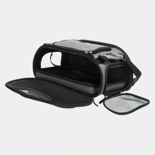 Bolso transportín de color negro con abertura lateral y panel de malla, interior espacioso y base acolchada, ideal para el transporte aéreo de perros pequeños