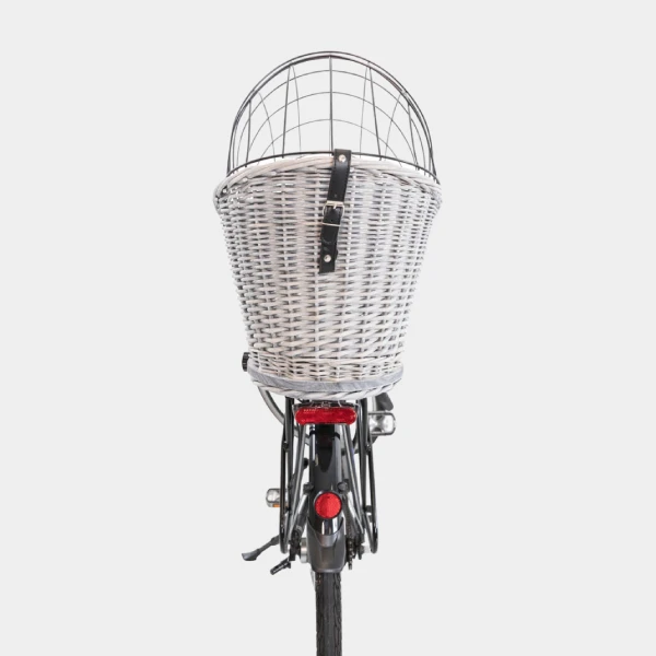 Canasto para bicicleta para perros en mimbre gris con cubierta de rejilla metálica, montado en la parte trasera de una bicicleta mostrando una vista posterior