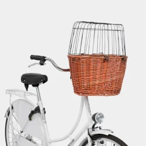 Cesta de mimbre para llevar perro en bici con rejilla de seguridad montada en una bicicleta blanca, ideal para paseos con mascotas pequeñas