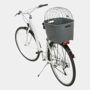 Cesta de bicicleta para perro segura y espaciosa montada en la parte trasera de una bicicleta blanca, equipada con una cubierta de rejilla protectora para un paseo seguro