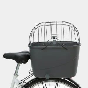 Cesta de bicicleta para perro de color gris con rejilla de seguridad, instalada en la parte trasera de una bicicleta, ideal para paseos con mascotas pequeñas