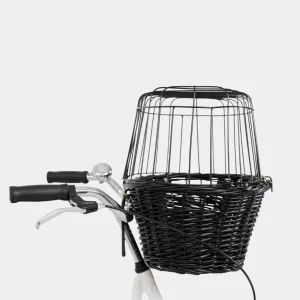 Cesta de mimbre para perros de color negro, montada en el manillar de una bicicleta, con rejilla protectora y espacio cómodo para la mascota