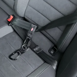Cinturon-de-Seguridad-de-Perro-Instalado-en-Vehiculo Cinturón de seguridad de perro de La Perrotienda en uso, enganchado al sistema de cinturón de seguridad del coche, mostrando la integración perfecta y segura para mascotas