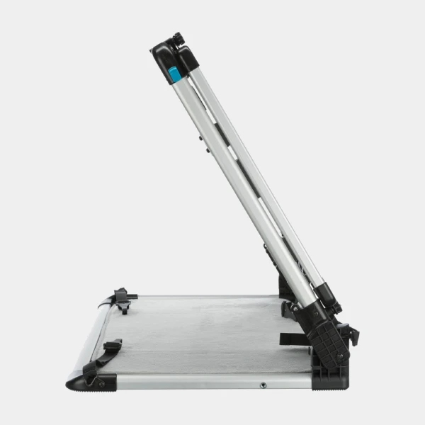 Parte lateral ajustable de una rejilla separadora de coche para perros, mostrando el mecanismo extensible y los detalles de sujeción segura.