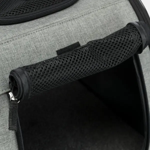 Primer plano de la malla transpirable y la cremallera robusta de un Transportín Trolley para perros, enfatizando la atención al detalle y la calidad del material para el máximo confort y seguridad de la mascota