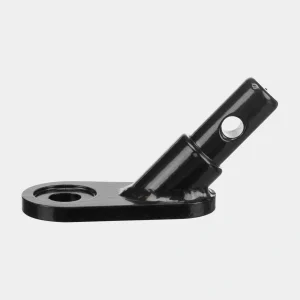 Enganche para tráiler de bicicleta en posición inclinada, destacando su diseño funcional y acabado resistente para un acople seguro y duradero